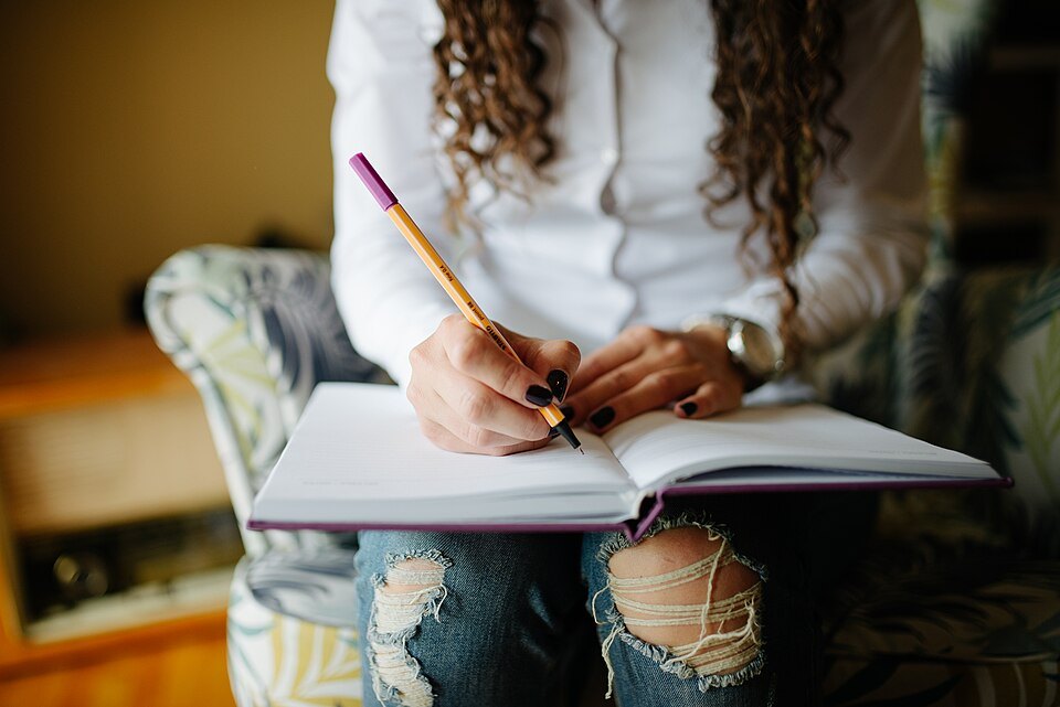 Apuntes en papel vs digital: por qué escribir a mano sigue ganando